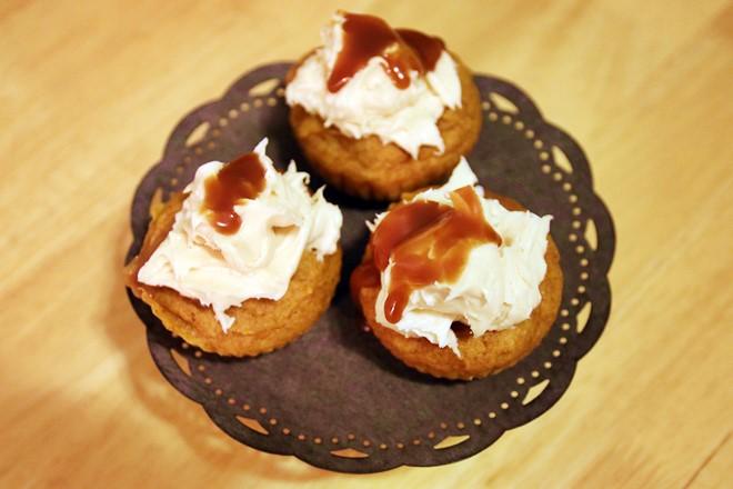 janavar.net | Recipe: Pumpkin Caramel Cupcakes with Salty Caramel Cream Cheese Topping