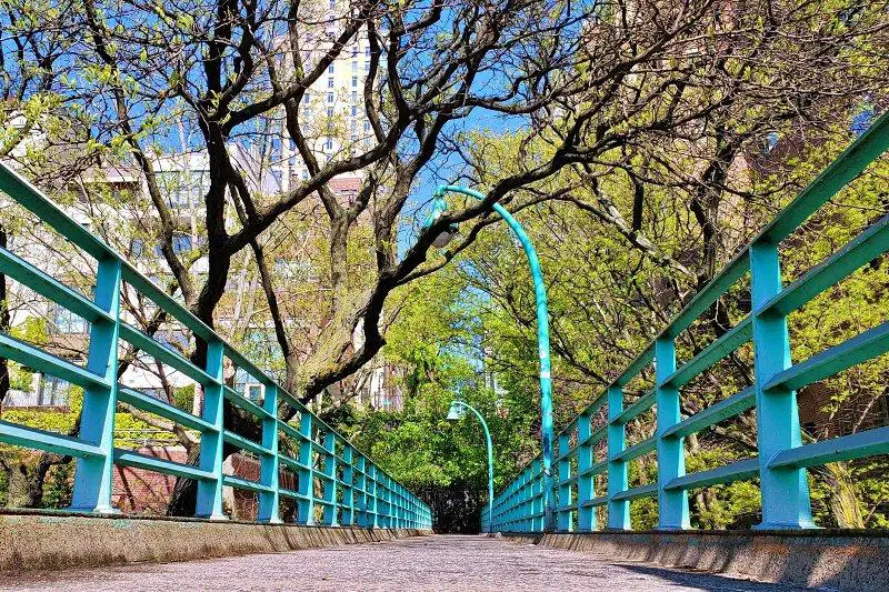 A pretty pedestrian bridge connecting Sutton Place to the East River Esplanade | janavar